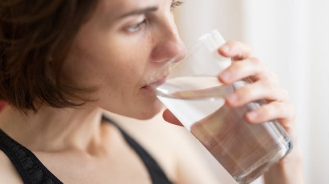 Amankah Ibu Hamil Konsumsi Air Minum Dalam Kemasan? Dokter Bilang Begini