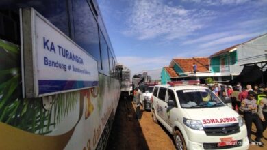 Brakk!! KA Turangga Adu Banteng dengan Commuter Line Bandung Raya, Begini Kondisinya
