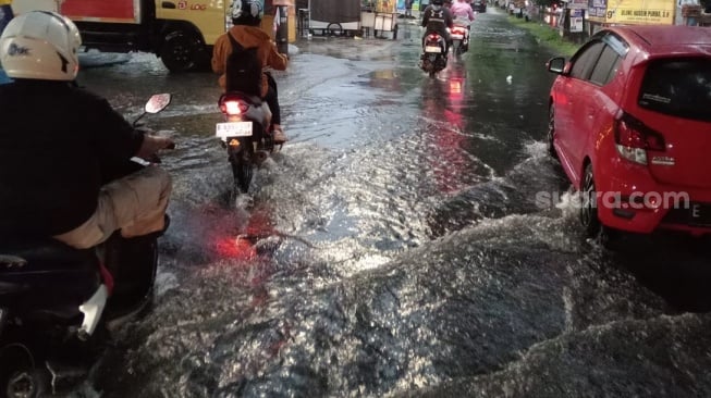 Sepeda Motor Nekat Terobos Banjir, Hal ini Risikonya…