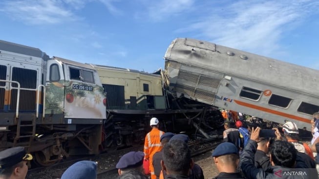 Kecelakaan Kereta Turangga Vs KA Lokal Bandung Raya Di Cicalengka, Gerbong Ringsek Parah