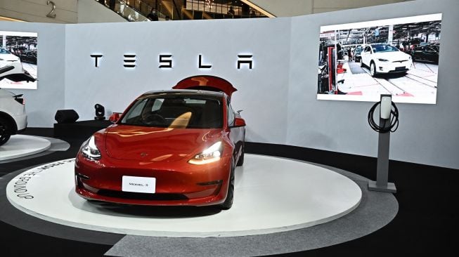 Mobil Tesla Dibikin Tak Berdaya oleh 3 Peneliti Ini, Hanya Modal Alat Sederhana
