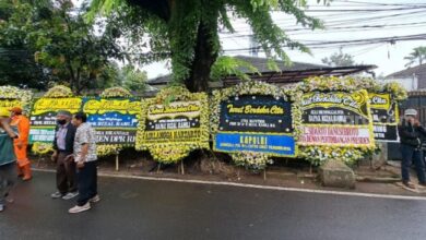 Karangan Bunga Duka Cita dari Jokowi, Gibran hingga Anies Baswedan Berjejer pada tempat Rumah Duka Rizal Ramli